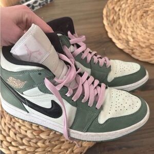 Nike Women's Dutch Green Air’s Size 9